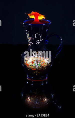 Goutte d'eau forme de parapluie dans une vase. Art de chute, l'eau goutte photography Banque D'Images