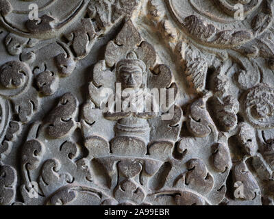 Close up d'un bouddha sculpté dans la pierre en bas-relief à Angkor Wat, au Cambodge. Banque D'Images