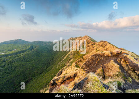 Hachijojima, Tokyo, Japon la caldeira du volcan de la pointe. Banque D'Images