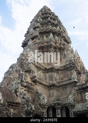 Close up d'un temple dôme avec des sculptures et figurines à Angkor Wat, au Cambodge. De nombreuses figurines sont endommagés. Banque D'Images