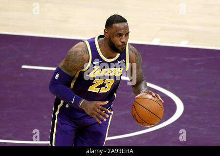 Los Angeles, Californie, USA. 13 Nov, 2019. Los Angeles Lakers' LeBron James (23) dribbles lors d'un match de basket de la NBA entre les Lakers de Los Angeles et les Golden State Warriors, le mercredi 10 avril 2019, à Los Angeles. Ringo : crédit Chiu/ZUMA/Alamy Fil Live News Banque D'Images