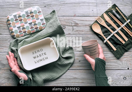 Télévision créative lay, zéro déchets concept de paniers-repas en bois réutilisables, couverts, boîte à lunch réutilisables en tissu de coton et tasse à café. Mode de vie durable Banque D'Images
