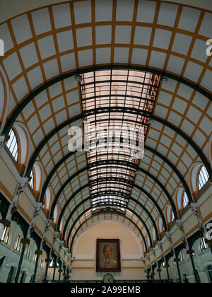 Intérieur du baril plafond de Ho Chi Minh's Poste Centrale de Ho Chi Minh Ville au Vietnam. Banque D'Images