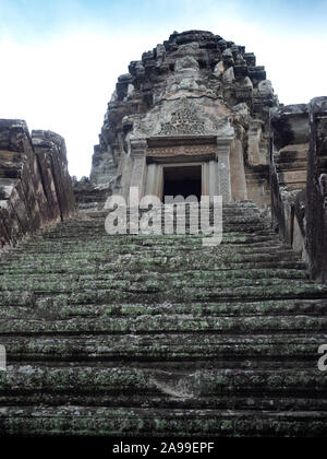 Escalier menant à l'entrée d'un temple d'Angkor Wat à Siem Reap Cambodge photographié à partir de ci-dessous. Banque D'Images