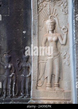 La sculpture en pierre d'un pilier du temple Khmer reine ou déesse avec coiffe ou couronne. Photographié à Angkor Wat, au Cambodge. Banque D'Images