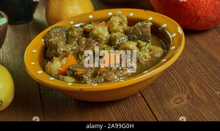 Boeuf de l'Afrique de l'Ouest, plantain, et le gombo ragoût, une cuisine nationale camerounaise, plats africains traditionnels assortiment, vue du dessus. Banque D'Images