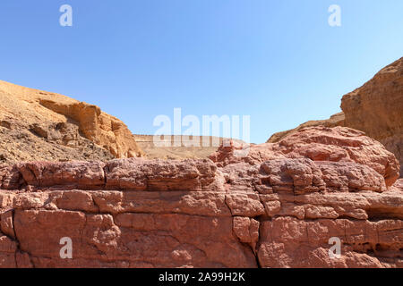 Les surfaces en couches spectaculaire des montagnes de pierre dans la fente rouge Canyon. Billet d'Israël Banque D'Images