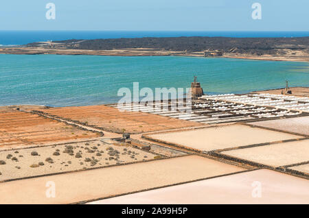 Salinas de Janubio, Salt Flats sont les plus grands producteurs de sel dans les îles Canaries. Leurs couleurs sont un must pour les touristes à Lanza Banque D'Images