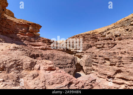 Les surfaces en couches spectaculaire des montagnes de pierre dans la fente rouge Canyon. Billet d'Israël Banque D'Images