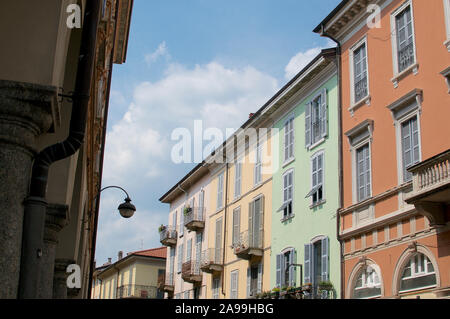 Côme, Lombardie, Italie - 6 juillet 2019 : vue sur quelques belles couleurs pastel et façades de bâtiments dans le centre-ville de Côme en Italie Banque D'Images