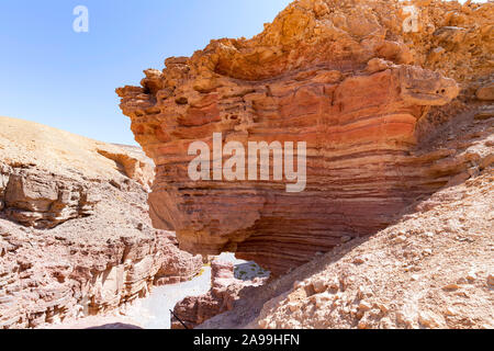 Les surfaces en couches spectaculaire des montagnes de pierre dans la fente rouge Canyon. Billet d'Israël Banque D'Images
