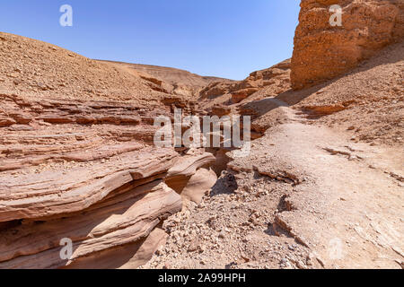 Les surfaces en couches spectaculaire des montagnes de pierre dans la fente rouge Canyon. Billet d'Israël Banque D'Images