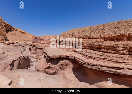 Les surfaces en couches spectaculaire des montagnes de pierre dans la fente rouge Canyon. Billet d'Israël Banque D'Images