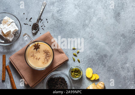 Masala chai aux épices indiennes et du lait sur un fond gris. Vue de dessus, copy space Banque D'Images