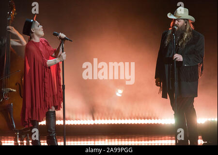 Nov.13, 2019 - Nashville, Tennessee, USA - ROSE ET CHRIS STAPLETON se produit à la 53e édition de CMA Awards qui a eu lieu à l'Arène Bridgestone situé dans le centre de Nashville Copyright 2019 Jason Moore. (Crédit Image : © Jason Moore/Zuma sur le fil) Banque D'Images