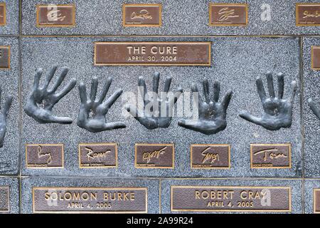 Mains de la bande La Cure avec Perry BamonteRoger O'Donnell, Robert Smith, Simon Gallup, Jason Cooper, Rock à pied sur Sunset Boulevard, Hollywood, Los Banque D'Images