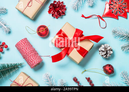 Mise à plat de Noël avec des décorations sur fond bleu. Banque D'Images