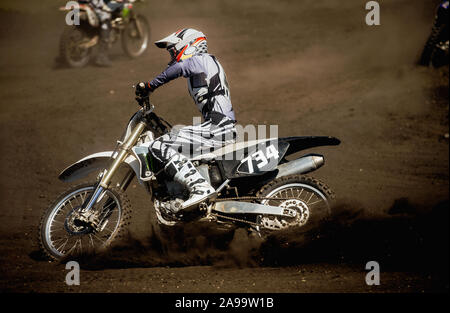 Le coureur de motocross sur piste sentier au sol. vaporiser de saleté de roue arrière Banque D'Images