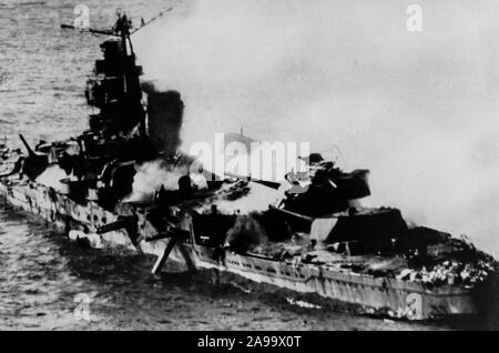 Mikuma cruiser durant la bataille de Midway, le Japon, la seconde guerre mondiale, 1942 Banque D'Images