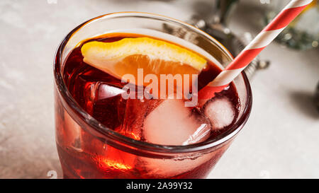 Tom Collins, Halloween, cocktails d'été, Malibu, rhum coco, Malibu rhum, thé glacé, tart cherry Banque D'Images