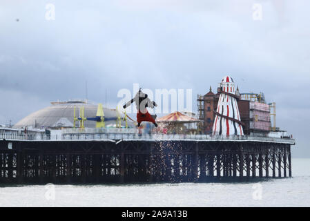 Richard Browning tente de briser son propre record mondial Guinness pour la plus grande vitesse dans un corps-commandé moteur jet powered suit près de la jetée de Brighton. Banque D'Images