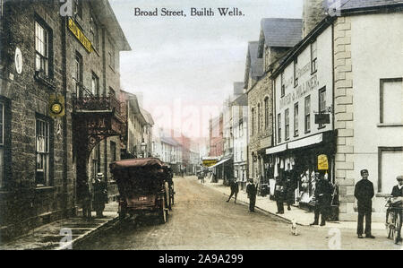 Builth Wells, Broad Street, 1922 Carte postale de la grande rue dans la ville de marché Mid Wales sur la rivière Wye Banque D'Images