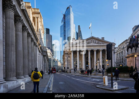 Le Royal Exchange Building et la Banque d'Angleterre, dans la ville de London, England UK Banque D'Images