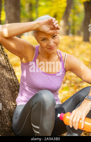 Une femme qui reste après l'entraînement. Banque D'Images