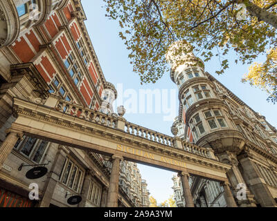 L'avenue sicilienne près de la station de métro Holborn est un défilé piétonnier à Bloomsbury, Londres Banque D'Images