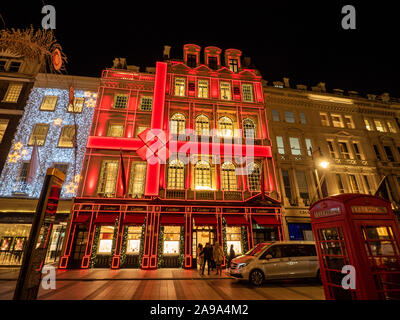 Décorations de Noël sur New Bond Street à Londres avec la façade rouge de Cartier. Banque D'Images