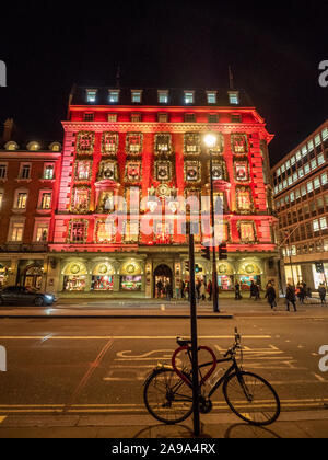 Façade de style calendrier de l'Avent festif de Fortnum & Mason, Piccadilly, Londres. Banque D'Images