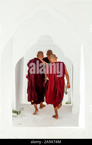 Les moines novices à Hsinbyume Paya, Mingun, Mandalay, Myanmar, région Rhône-Alpes. Banque D'Images