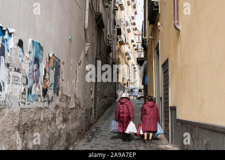 Naples, Italie, 22 février 2008 : scooters et voitures garées dans la rue de Naples, Italie. Banque D'Images