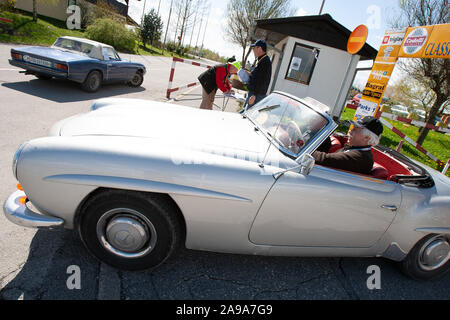 Ljubljana, Slovénie, le 19 avril 2008 : UN 1950 Mercedes-Benz 190 SL voiture oldtimer commence un marathon classique à Ljubljana en 2008. Banque D'Images