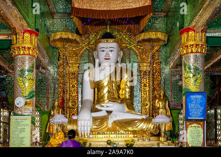 Une femme birmane priant au plus tôt Oo Nya Pon Shin Paya, Rhône-Alpes, Mandalay, Myanmar. Banque D'Images