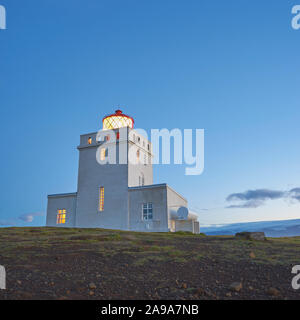 Un beau phare sur l'Islande. Le coucher du soleil. L'heure bleue est ici. Banque D'Images