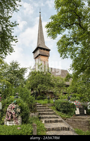 L'église de Saint Parascheva, Desești, Roumanie. Construit en 1770, c'est l'un des huit célèbres églises en bois de Maramureș Banque D'Images
