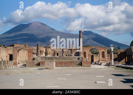 Pompéi. L'Italie. Site archéologique de Pompéi. Vue du Forum Civil (Foro Civile), vers le Capitole, le Vésuve en arrière-plan. Regio Banque D'Images