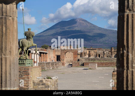 Pompéi. L'Italie. Site archéologique de Pompéi. Vue du Forum Civil (Foro Civile), dans l'avant-plan est la sculpture en bronze d'un centaure (Centauro Banque D'Images