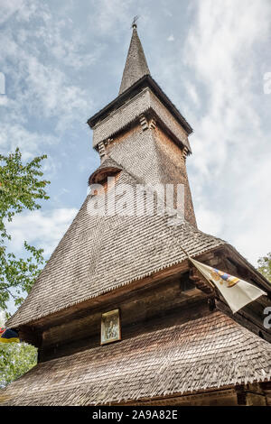 L'église de Saint Parascheva, Desești, Roumanie. Construit en 1770, c'est l'un des huit célèbres églises en bois de Maramureș Banque D'Images