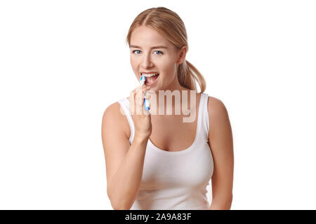 Jolie femme pratiquant l'hygiène dentaire se brosser les dents avec une brosse à dents et dentifrice pour prévenir la carie dentaire ou caries , isolated on white Banque D'Images