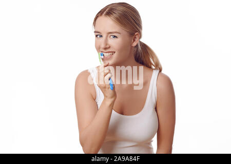 Jolie femme pratiquant l'hygiène dentaire se brosser les dents avec une brosse à dents et dentifrice pour prévenir la carie dentaire ou caries , isolated on white Banque D'Images