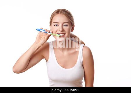Jolie femme pratiquant l'hygiène dentaire se brosser les dents avec une brosse à dents et dentifrice pour prévenir la carie dentaire ou caries , isolated on white Banque D'Images
