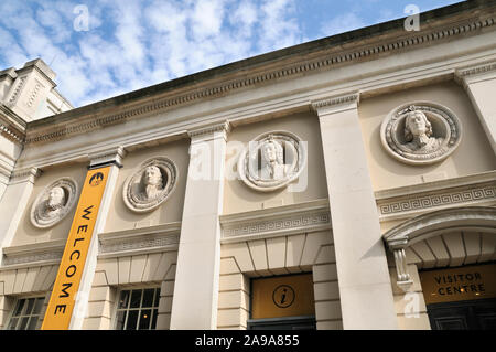 Découvrez Greenwich Visitor Center à l'Old Royal Naval College Pepys Bâtiment d'Cocardes du célèbre héros de la marine, Greenwich, London, UK Banque D'Images