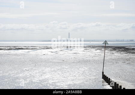 Île-de-raffinerie Grain vu de Southend-on-Sea, Essex Banque D'Images