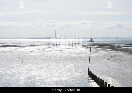 Île-de-raffinerie Grain vu de Southend-on-Sea, Essex Banque D'Images