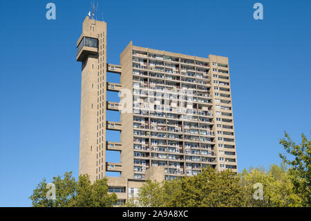 Trellick Tower, l'emblème des tours d'appartements brutaliste, Golborne Road, North West Kensington, Londres, Angleterre, Royaume-Uni. Architecte : Erno Goldfinger Banque D'Images