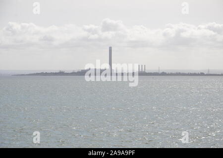 Île-de-raffinerie Grain vu de Southend-on-Sea, Essex Banque D'Images