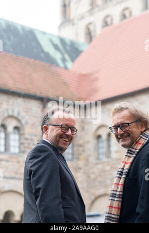 Magdeburg, Allemagne. 21 Oct, 2019. Harald Meller (r), archéologue de l'état en Saxe-Anhalt, et Jonathan Williams (l), sous-directeur du British Museum de Londres, stand dans le monastère Unser Lieben Frauen à Magdeburg. Le Musée Britannique veut emprunter le célèbre Disque de Nebra Sky. C'est pourquoi les deux hommes ont signé un accord de coopération. Credit : Stephan Schulz/dpa-Zentralbild/ZB/dpa/Alamy Live News Banque D'Images