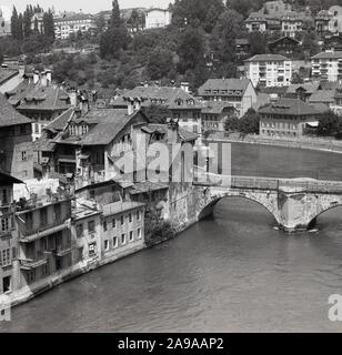 1950s, historique, une vue de cette époque, d'en haut, sur une partie de la vieille ville de Berne, la Suisse et les anciens bâtiments à côté de la rivière Aare, qui coule autour de la vieille ville et de la majeure partie de la ville. Banque D'Images